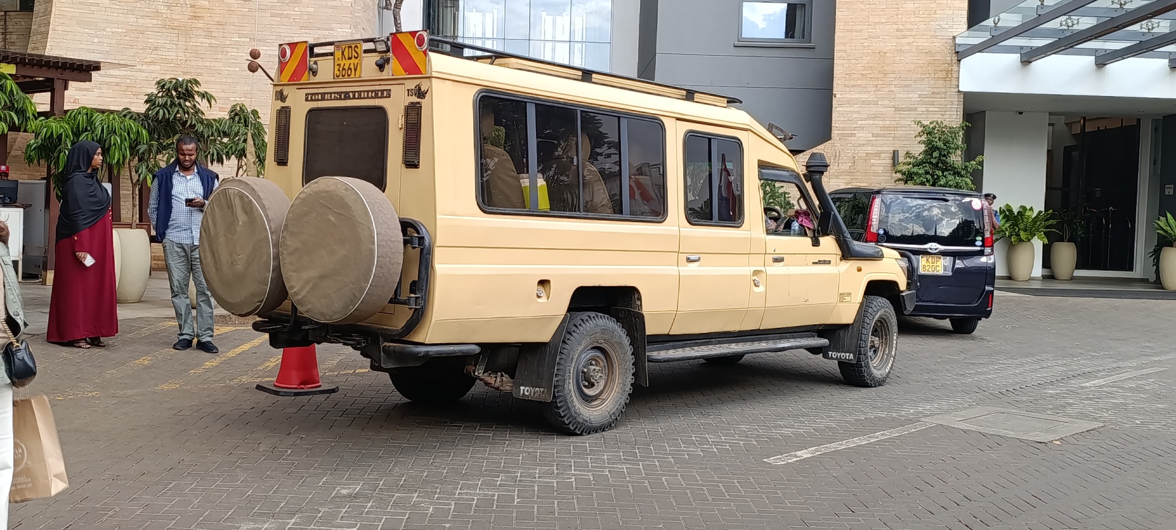 Pop-Top Safari Land Cruicer